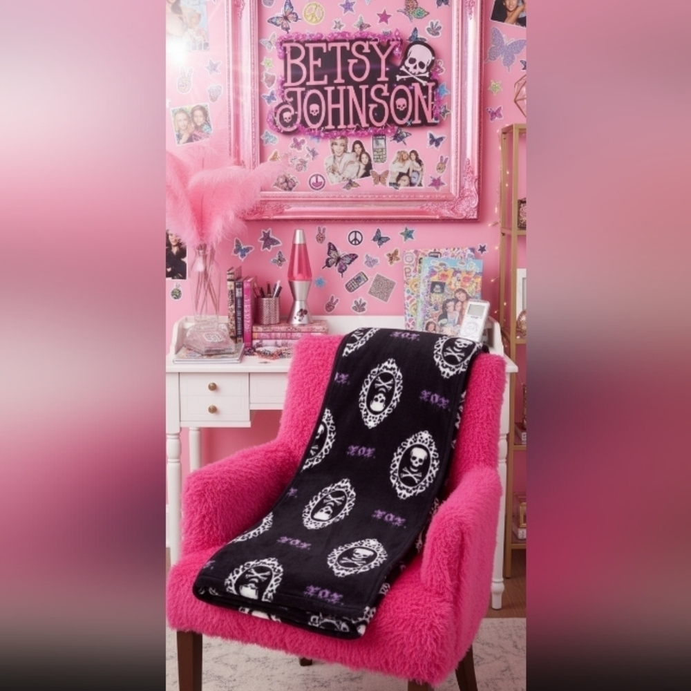 Betsey Johnson skull plush throw stadium blanket 50 x 70 NWT spooky cabincore